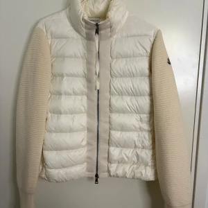 Moncler Cardigan Dam  - Moncler Cardigan Dam Vit, storlek M. Fint skick