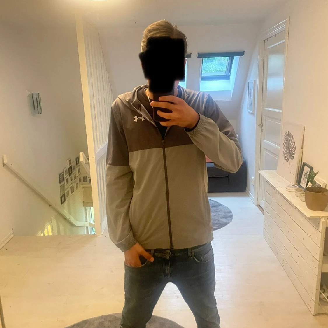 Grå och svart hoodie från Under Armour - 1