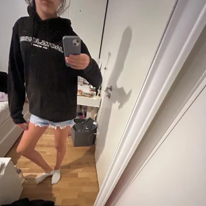 Jack&jones - Säljer en hudie ifrån Jack&Jones då den inte kommer till användning längre  om ni har några frågor så är de bara att ställa jag tror att den är i storlek M💕