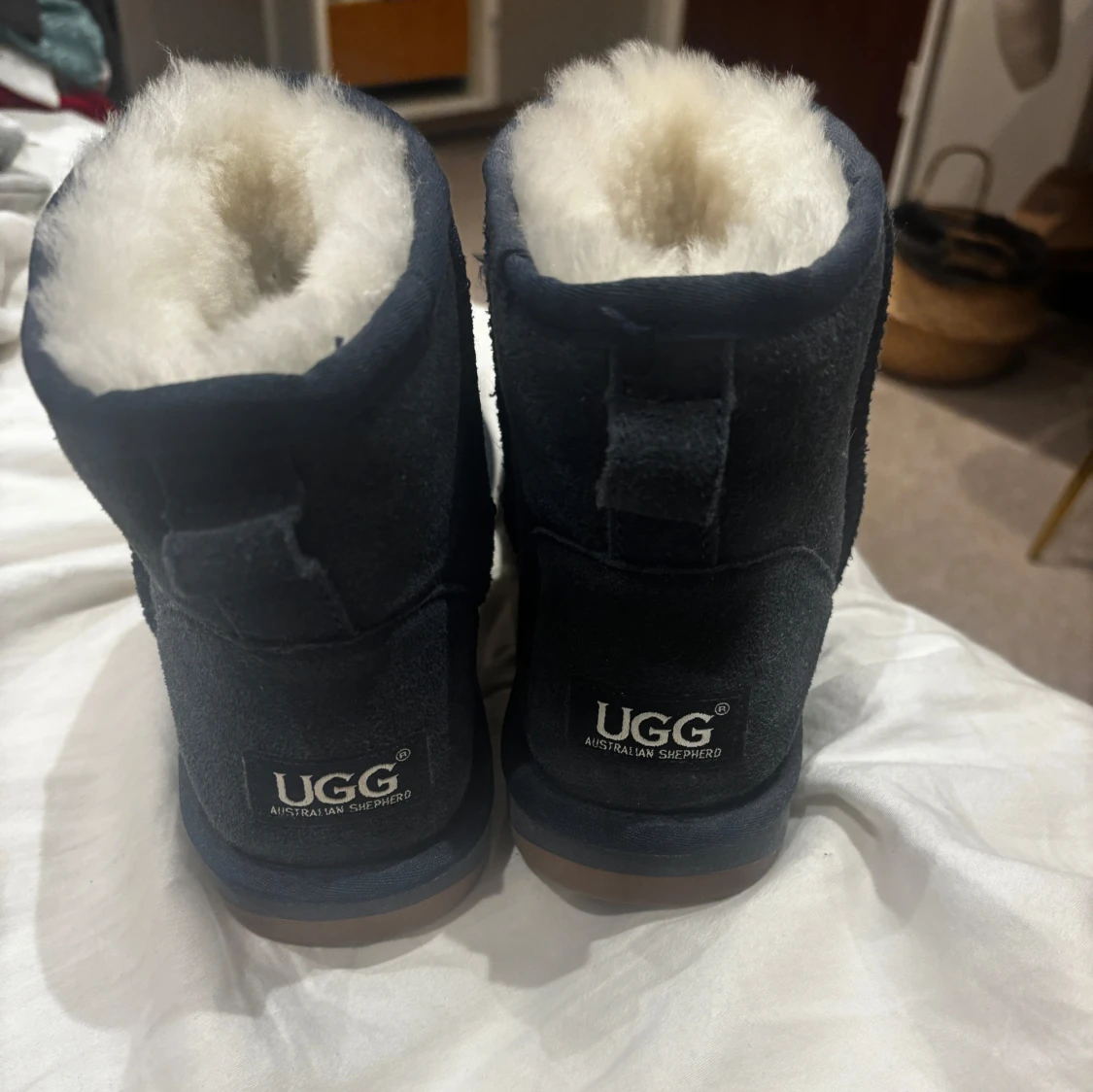 Mörkblå uggs