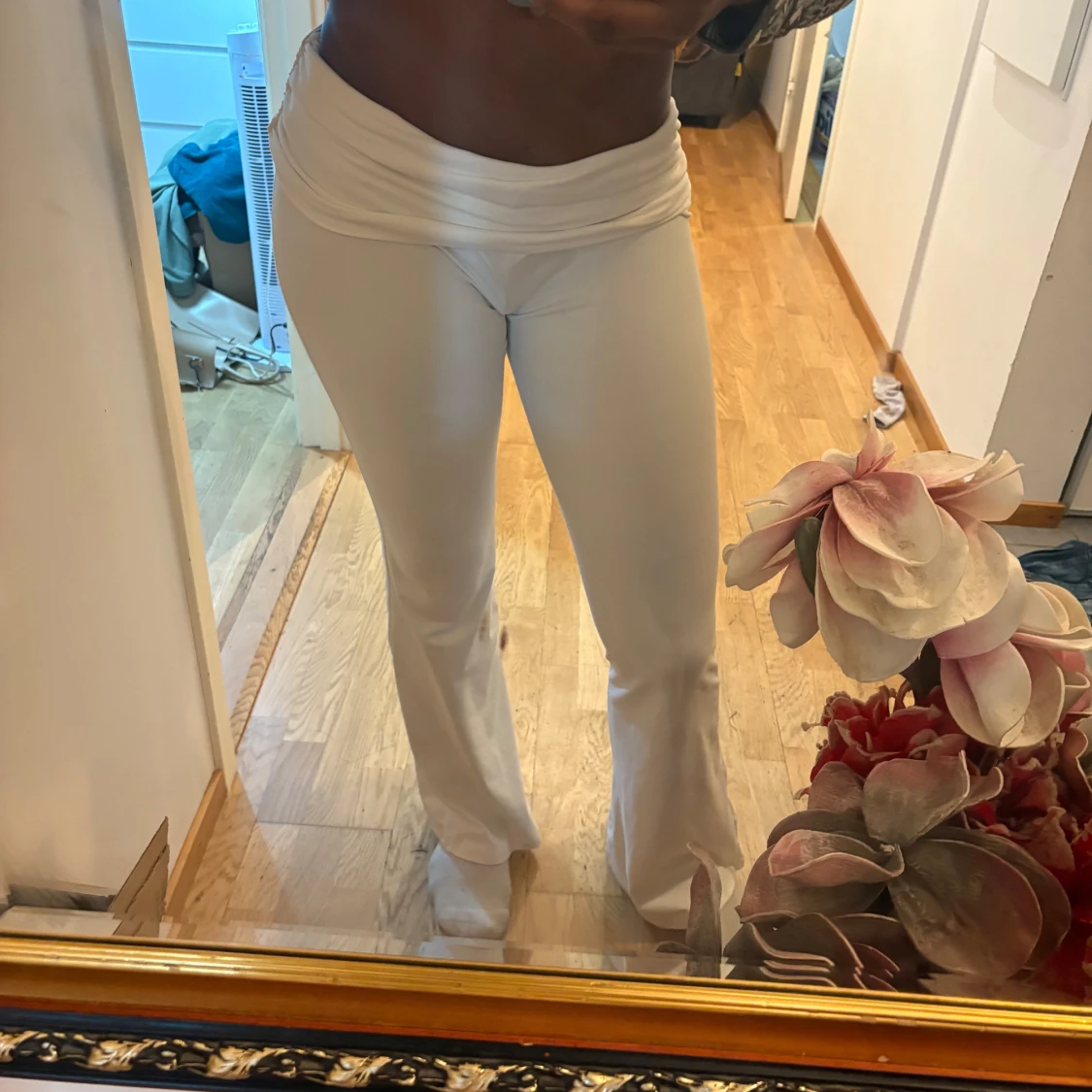 Vita bootcut byxor med låg midja