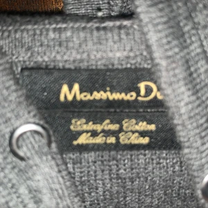 Grå kofta med dragkedja från Massimo Dutti - Snygg grå kofta från Massimo Dutti med hel dragkedja och två breda ränder i svart och vitt över bröstet. Stickad känsla, långärmad och med praktiska fickor. Perfekt för lager-på-lager och chill stil. Hör av er vid minsta lilla fundering!!