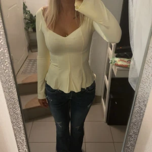 Ljusgul långärmad topp med v-ringning - Supersöt ljusgul topp. Aldrig använd