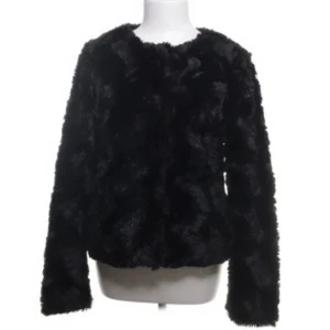 Svart pälsjacka från Vero Moda - Kan även bytas mot en i storlek M 