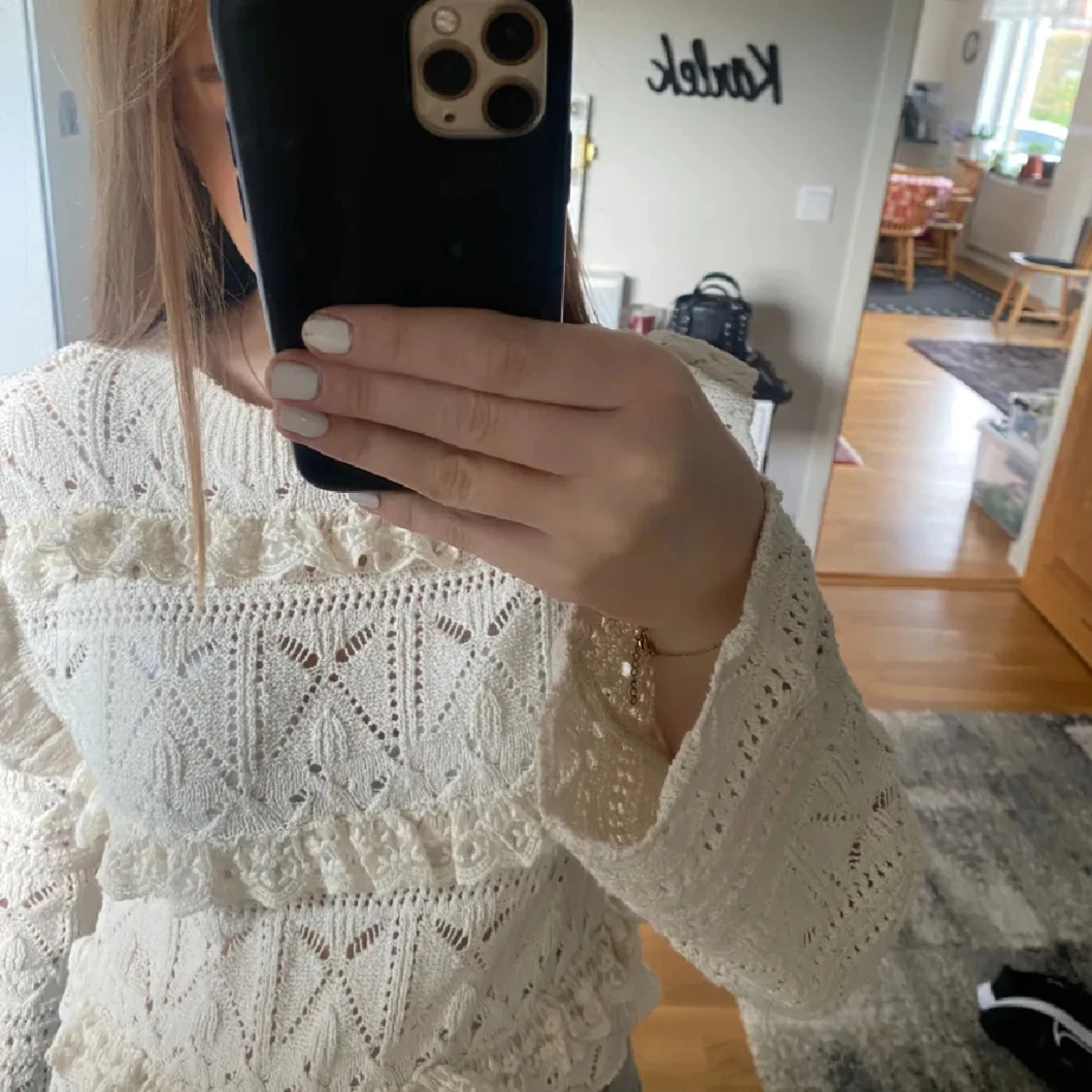 Vit stickad croppad tröja med volang - 2