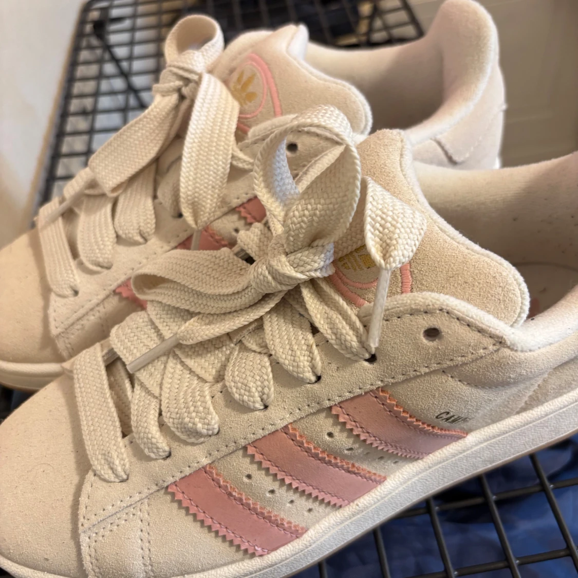 Adidas Campus sneakers i beige och rosa