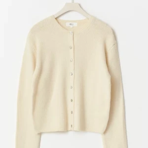 Stickad kofta  - Säljer min jätte fina kofta från Gina. Den är helt oanvänd då jag råka beställa två stycken av samma🩷