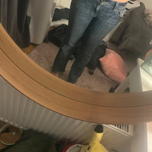 Mörkblå bootcut jeans med strassdetaljer - Säljer ett par mörkblå jeans från Miss Me med bootcut passform. Jeansen har snygga strassdetaljer och broderier på bakfickorna, kontrastsömmar och klassisk femficksdesign. Perfekta för dig som vill sticka ut lite extra med dina jeans!