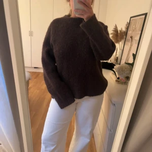 Brun alpackastickad tröja från Wera - Mysig brun alpacka-stickad tröja från Wera med rund halsringning och lång ärm. Superfin, knappt använd, storlek S, nypris 999kr 