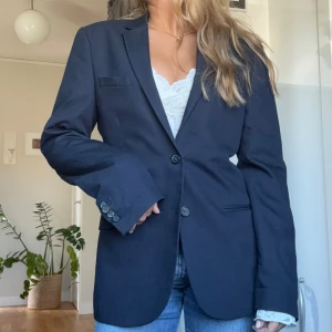 Marinblå oversized kavaj - Säljer en ”herr kavaj i slim fit” men har själv använt den som en oversized kavaj till både jeans å klänning. Storleken är 46 & jag bär oftast stl S✨