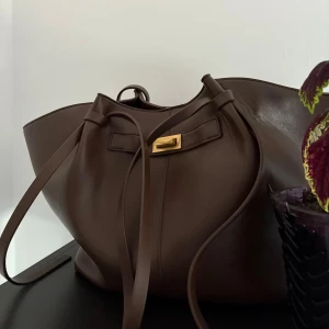 Brun axelväska i skinn med snörning - Sällan använd 