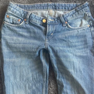 Lågmidjad bootcut jeans  - Nova low slim bootcut jeans från weekday. Lite slitna nedanför 