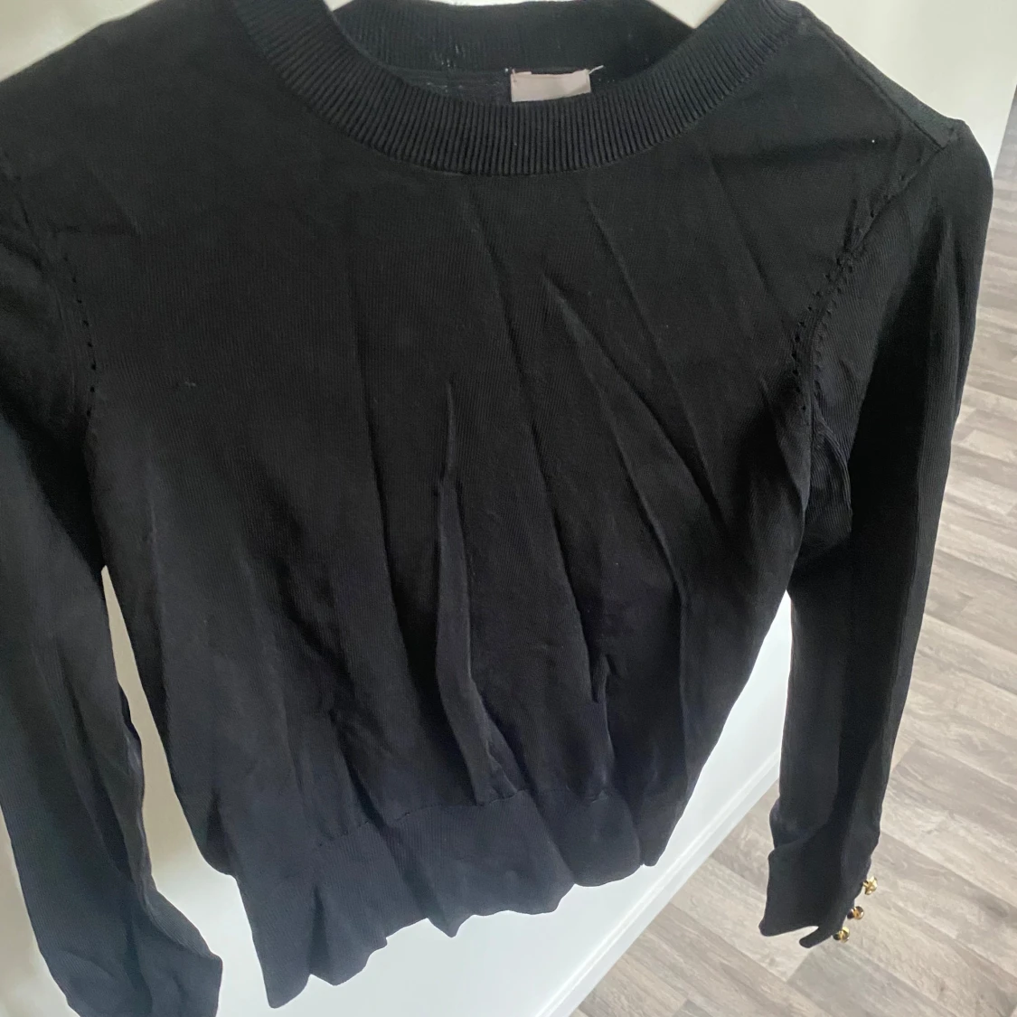 Svart stickad tröja med gulddetaljer H&M