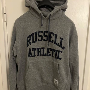  Russell Athletic hoodie  - Snygg vintage grå hoodie från Russell Athletic. Storlek M. I bra skick. 