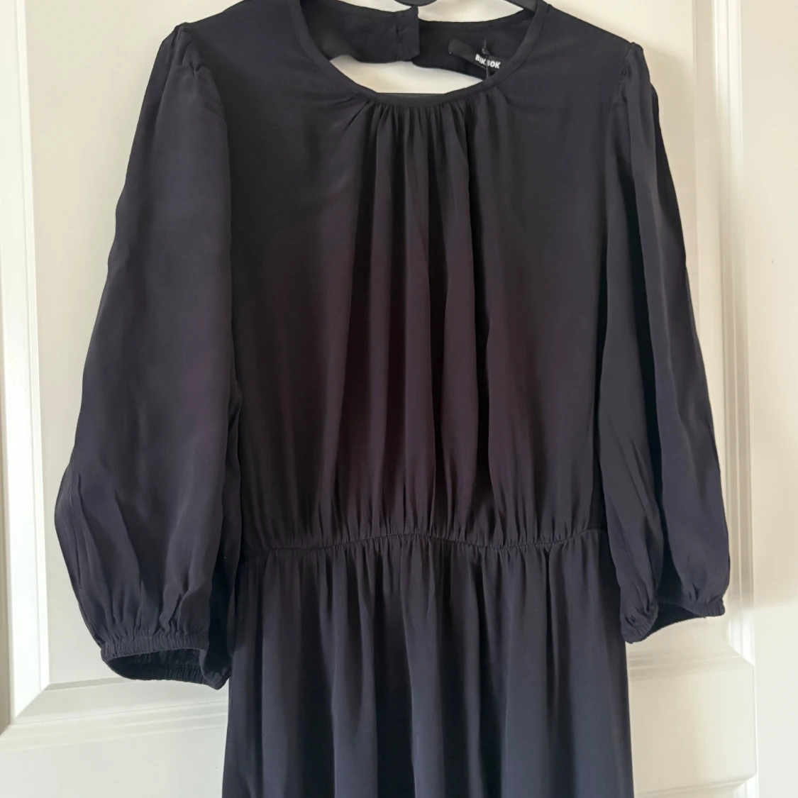 Svart långklänning med öppen rygg - 2