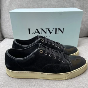 Lanvin skor  - Hej! Säljer nu dessa sjukt snygga lanvin skor. Skorna är i toppskick! Har begränsat antal boxar och dustbag. Hör av dig vid frågor. Uk12