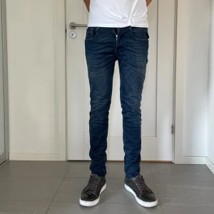 Replay Anbass jeans  - Säljer nu dessa Replay Anbass jeans, W31 och L32, skriv för fler bilder/frågor🙌🏼