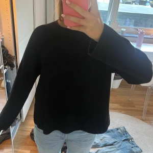 Svart stickad tröja & Other Stories - Mysig svart stickad tröja från & Other Stories med rund halsringning och breda ribbade muddar vid ärmslut och nederkant. Bra skick💓