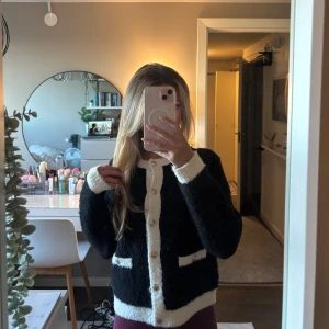 Stickad kofta  - Super mjuk och fin stickad kofta med fina detaljer. Från Lindex av Holly And White. Knappt använd. Hör av dig om du har några frågor! 💕🫶🏼