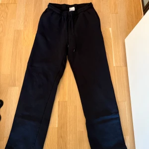 Gina tricot mjukisbyxor  - Ett par svarta byxor med resår i midjan. Byxorna har en avslappnad passform. Storlek S. Byxorna är i fint skick men lite noppriga intill i tyget, se näst sista bild.