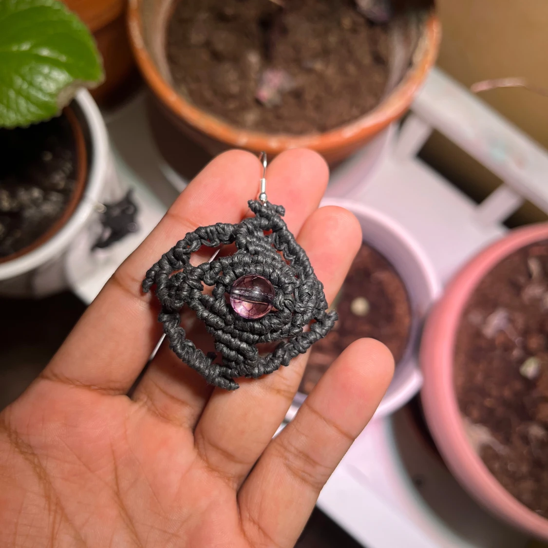 Handgjorda svarta makraméörhängen