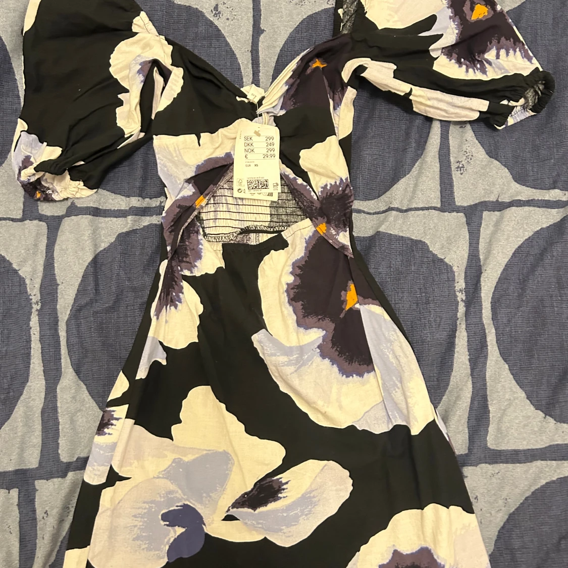 Blommig kortklänning med puffärm - 1