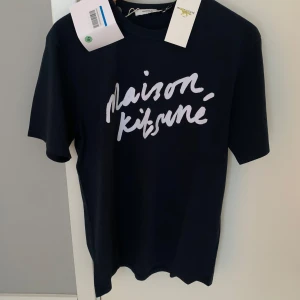 Maison Kitsune T-shirt marin blå - Tja säljer nu denna marin blåa T-shirten från maison kistune! T-shirten är i fint skick (använd få gånger)! Maison kitsune tag medföljer vid köp 