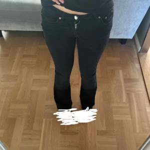 Svarta bootcut jeans - Säljer ett par svarta jeans med bootcut-modell och låg midja. Storlek 34. Köpta för länge sen på Gina. Tror inte dom säljs längre. Är 164cm och dom är bra i längden lite långa