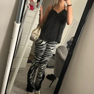 Mönstrade byxor - Trendiga mönstrade zebra lowwaist bootcut jeans med spets slit på sidorna. Tyvärr för små för mig🤍 Köpta på Plick var insydda vid skrevet