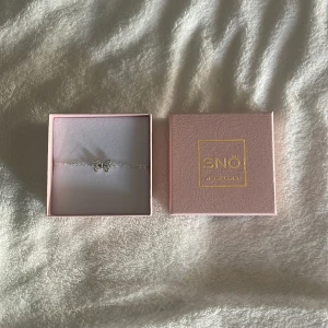 Silverarmband SNÖ - Superfint armband i silver från SNÖ of Sweden. Tunn kedja och justerbar längd gör det enkelt att anpassa. Perfekt att ge bort som present!