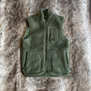 J. Lindeberg väst  - Tja, säljer denna fleece väst från J.Lindeberg. Super fint skick. Storlek M. Om du har fler frågor så svarar jag gärna. 