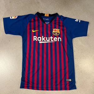 Barcelona fotbollströja -  Messi på ryggen. Köp sker via ”köp nu” funktionen :) 
