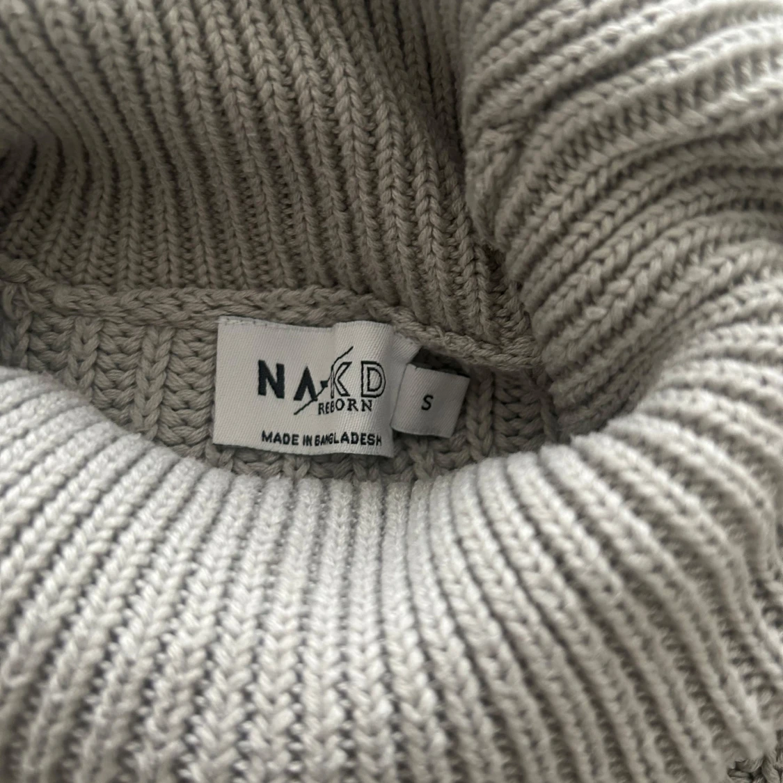 Grå stickad polotröja från NA-KD - 2