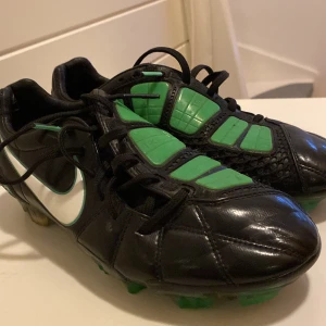 Nike t90 fotbollskor - En av de mest ikoniska fotbollskor använda av Rooney och Sneijder hittade dem liggandes i garaget i mycket bra skick men finns små märken av användning storlek 40.5 EU