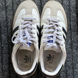 Adidas Samba vita sneakers - Adidas sambas sneakers. De är lite smutsiga men det är inget som inte går bort med en våtservett! Är i storlek 37 men passar mer som 36