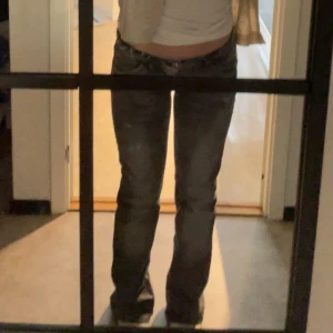 Mörka jeans med låg midja (no waist) - Säljer ett par mörkgrå jeans med låg midja och bootcut passform. Jeansen har en lätt tvättad look och sitter snyggt över höfterna. Perfekta för dig som gillar en avslappnad men ändå stilren vibe. Skriv gärna prisförslag💓
