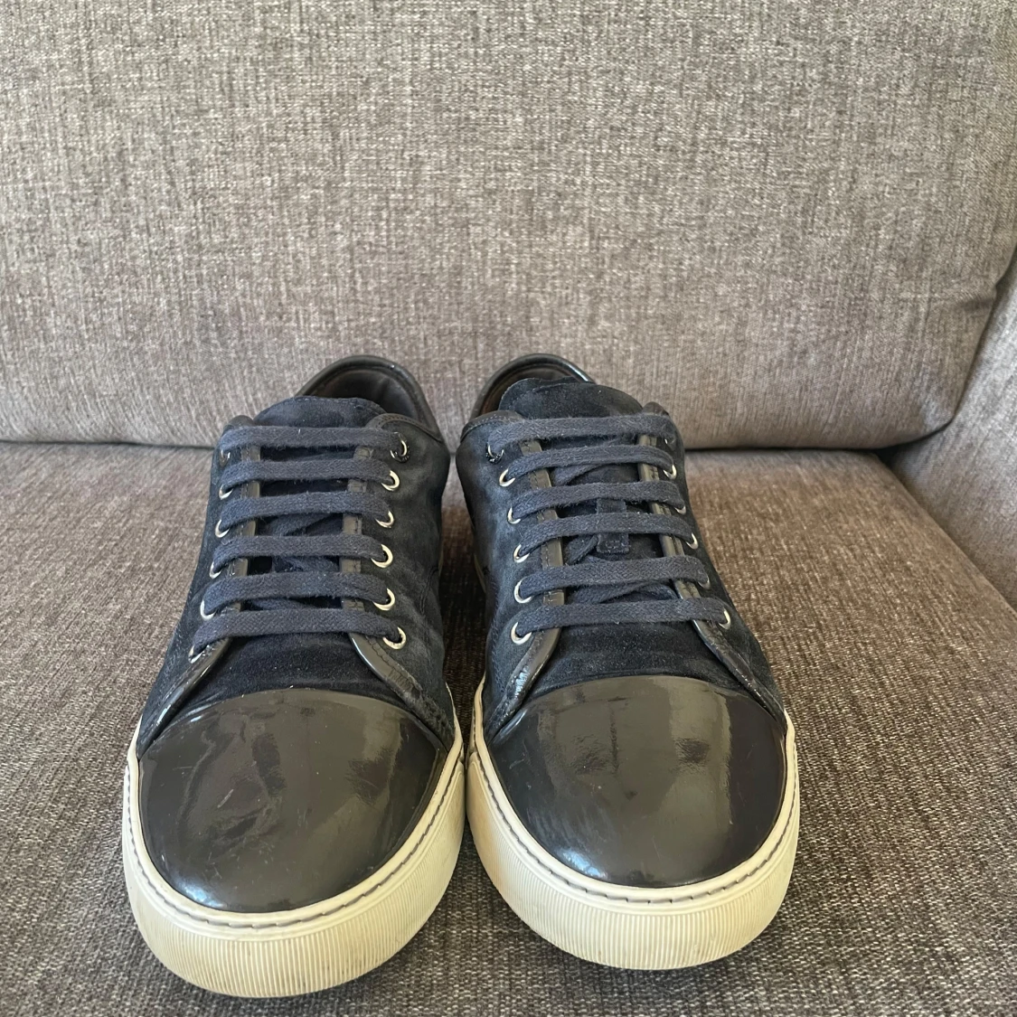 Mörkblå sneakers med mocka och lack