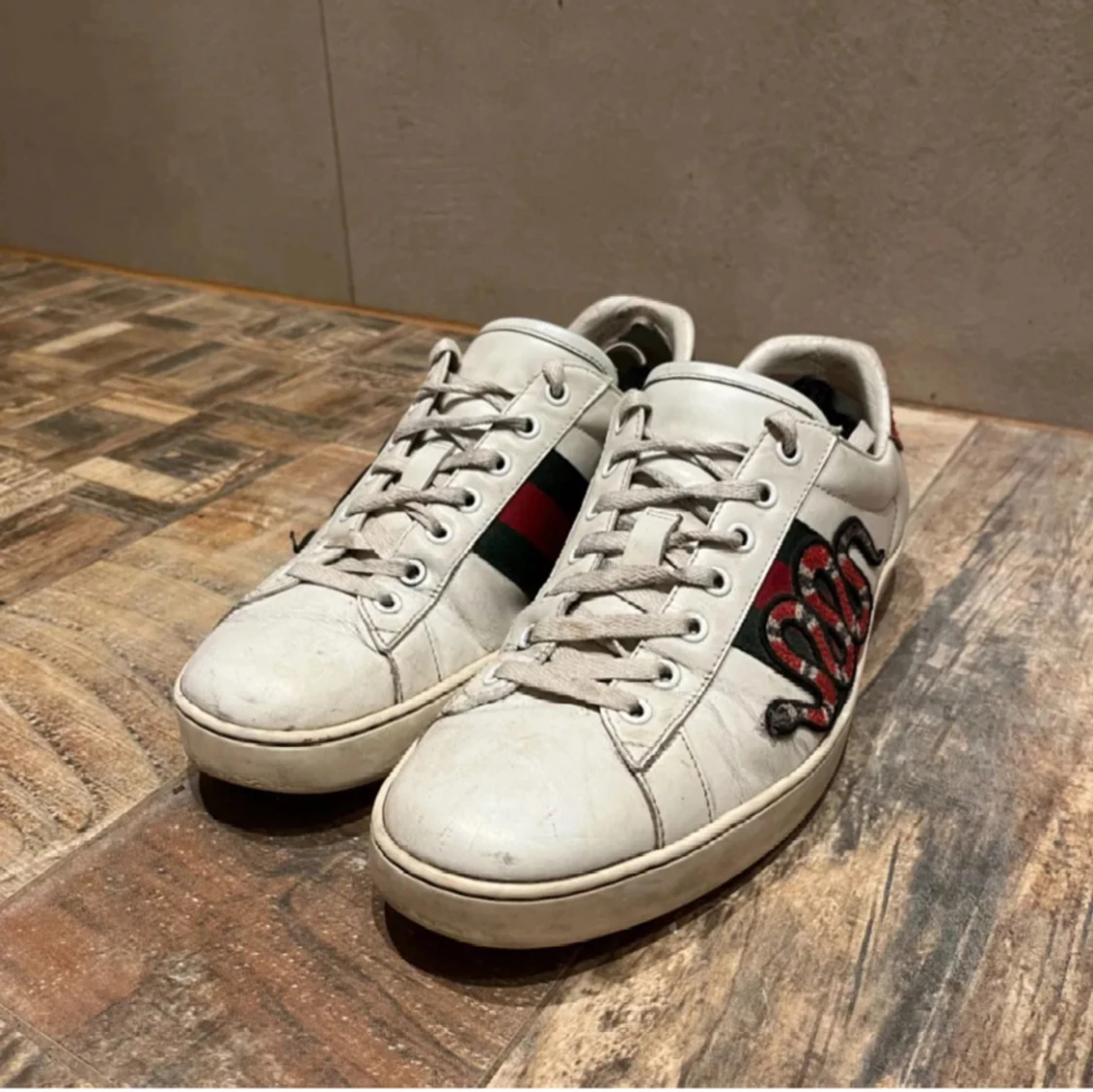 Gucci vita sneakers med orm brodyr