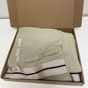Palm Angels Trackpants - Beige PA byxor i fint skick, små fläckar på ränderna annars inga flaws. Sällsynt färg.