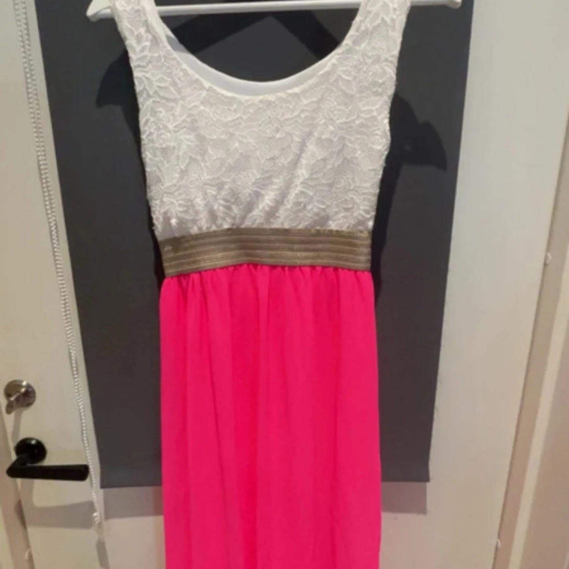 Vit och rosa långklänning med spets