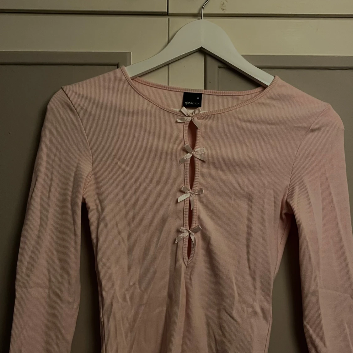 Ljusrosa ribbad topp med rosetter Gina Tricot - 1