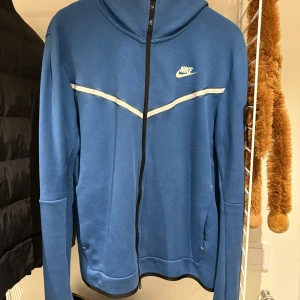 Bundle tech fleece  - Båda koftorna är i storlek M, dem är använda men i bra skick!