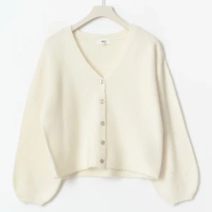 stickad kofta - krämvit/ beige stickad kofta som inte kmr till användning💕💕 den är helt oanvänd och därför i helt nytt skick med inga defekter, den är mjuk och perfekt nu inför hösten!! skriv för egna bilder!!