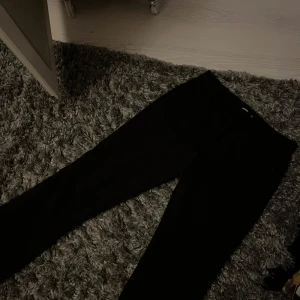 Svarta kostymbyxor från Bik Bok - Snygga svarta kostymbyxor från Bik Bok i storlek 34. Jätte sköna, knappt använda ! ❤️