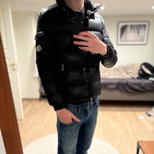 Svart Moncler pufferjacka herr - Säljer min Moncler jacka till vintern då den är perfekt! Storlek S skicket är okej, det finns en repa (se bild ovan) men annars är skicket bra, vid frågor och funderingar är det bara att DMa!