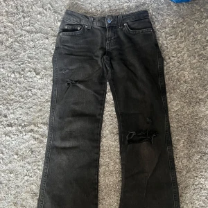 Lowwaist svarta jeans  - Snygga lowwaist svarta jeans med snygga slitna detaljer💕💕fickor med knappar borttagna som man ser på sista bilden
