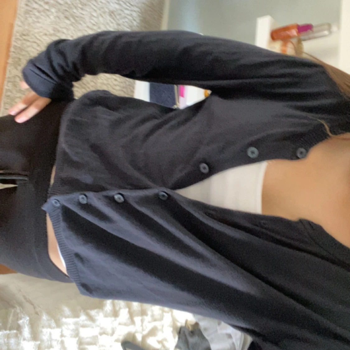 marinblå kofta med knappar