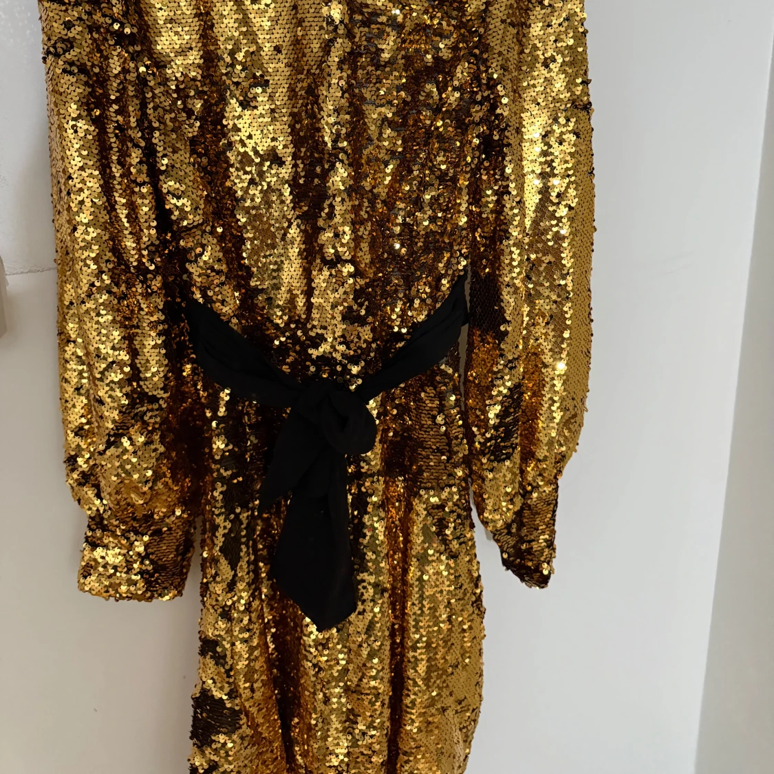 Guldig paljettklänning med svart knyt - 2
