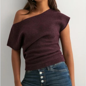 Vinröd offshoulder stickad tröja - Snygg vinröd stickad topp med offshoulder-design och kort ärm. Den är helt ny o aldrig använd💞💞