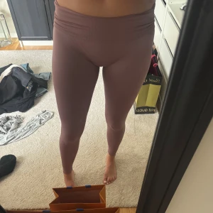 Ljuslila ribbade träningstajts  - Säljer ett par ljuslila träningstajts med ribbad struktur och hög midja. De är tighta